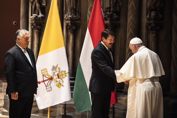 Áder János köztársasági elnök üdvözli Ferenc pápát az 52. Nemzetközi Eucharisztikus Kongresszus (NEK) zárómiséje előtt a Szépművészeti Múzeumban 2021. szeptember 12-én