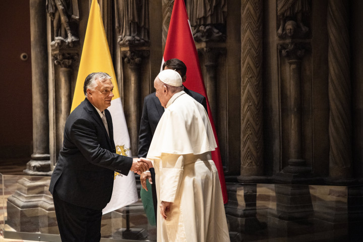 Orbán Viktor miniszterelnök köszönti Ferenc pápát