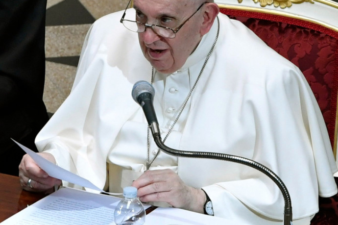 A szokásos, kétezer forintos órájában jött Budapestre Ferenc pápa