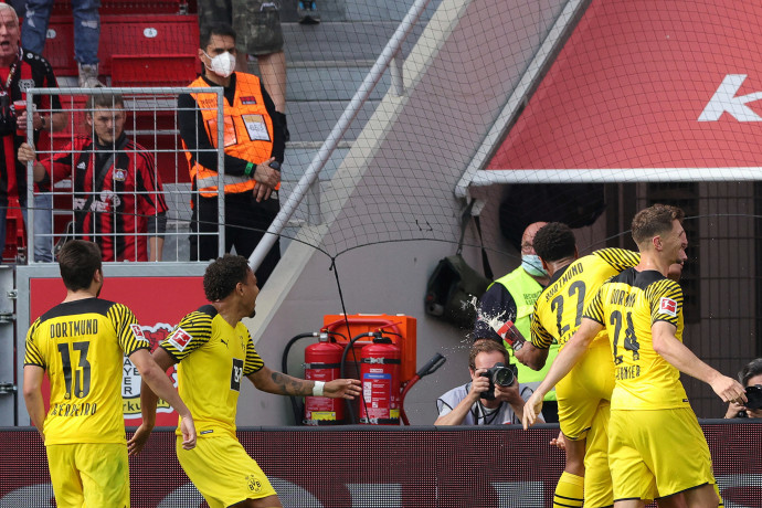 A gólöröm közben elkapta a feléje dobott poharat a dortmundi futballista