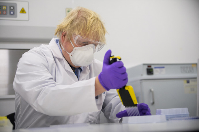 Boris Johnson brit miniszterelnök a Valneva skóciai laboratóriumában 2021. január 28-án – Fotó: WATTIE CHEUNG / POOL / AFP