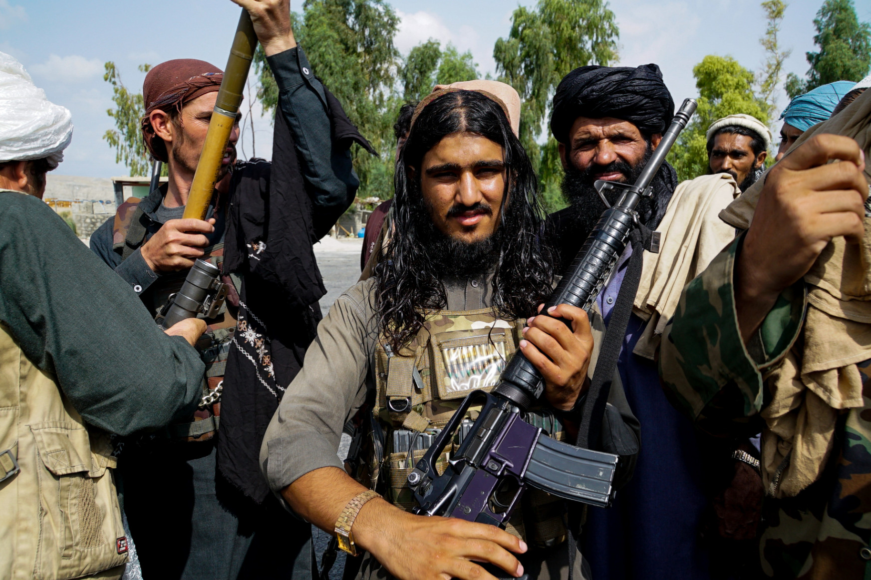 Fegyveres kamaszok ejtettek fogságba Afganisztánban, és tálibok mentettek meg a táliboktól