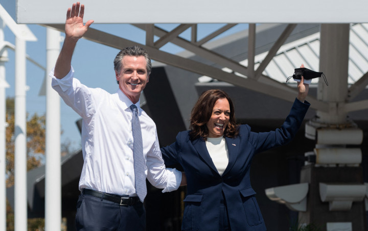 Gavin Newsom kaliforniai kormányzó és Kamala Harris alelnök egy 2021. szeptember 8-i kampányeseményen – Fotó: Saul Loeb / AFP