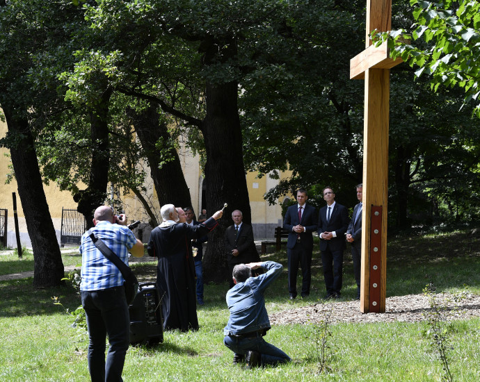 Felszentelik ezt az emlékkeresztet is, Menczer Tamás külügyi államtitkár jelenlétében – Fotó: MTI / Máthé Zoltán