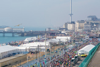 Ötszáz méterrel elmérték a maraton végét a szervezők, az utolsó pár méteren le is előzték az addig vezető versenyzőt