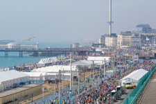 Ötszáz méterrel elmérték a maraton végét a szervezők, az utolsó pár méteren le is előzték az addig vezető versenyzőt