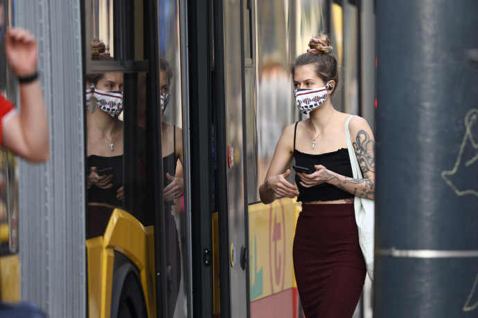 Egyre több helyen tiltják a szövetmaszkot, de nem azért, mert baj lenne a maszkhordással