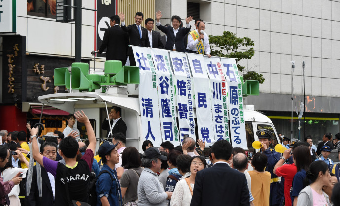 A japán választási kampány elmaradhatatlan eleme a kisteherautó tetején való szónoklás, amelyet itt Abe Sinzó akkori miniszterelnök mutat be 2016 júliusában, a felsőházi választások előtt Tokióban. (TORU YAMANAKA / AFP)