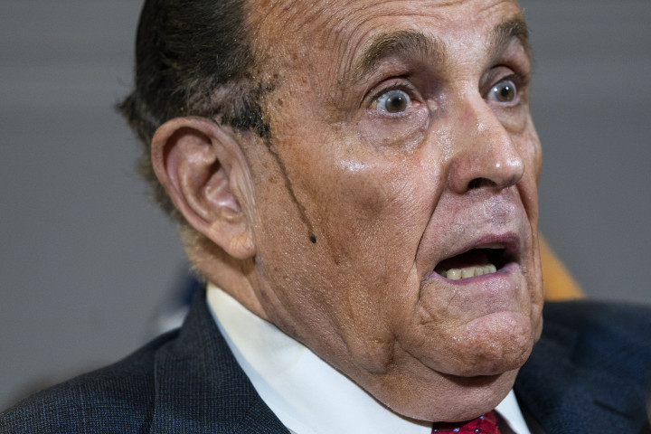 Rudy Giuliani és az ő legendás, kiizzadt hajfestéke az elnökválasztási „csalásokról” tartott sajtótájékoztatóján – Fotó: Drew Angerer / Getty Images
