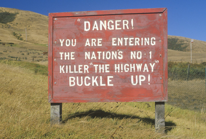 Veszélyre figyelmeztető tábla üzen az autósoknak 1989-ben, hogy a nemzet első számú gyilkosa az autópálya, csatolják be öveiket – Fotó: Joe Sohm / Visions of America / Universal Images Group / Getty Images