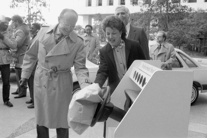 Elizabeth Dole közlekedési miniszter és a Ford elnöke, Donald Petersen nézik a légzsák működésének bemutatóját 1985-ben, Washingtonban. A Ford egy állammal kötött szerződés értelmében 5000 autóját látta el utasoldali légzsákkal – Fotó: Bettmann / Getty Images