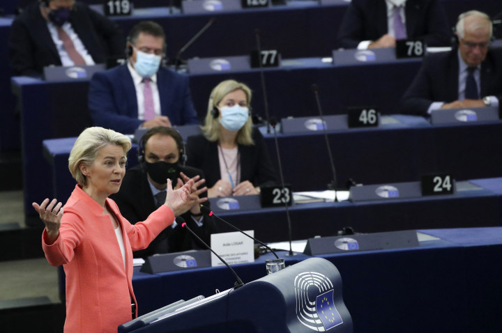 Bár egyes EP-képviselők élőben hallgathatták végig Von der Leyen beszédét, továbbra is szigorúak a járványügyi korlátozások az uniós intézményekben – Fotó: Yves Herman / Pool / AFP