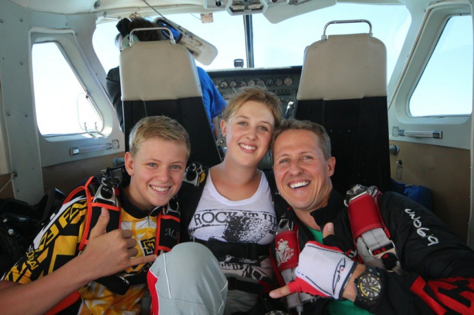 Michael Schumacher a gyerekeivel, Gina-Mariával (k) és Mickkel (b) – Fotó: Private / Schumacher / Netflix