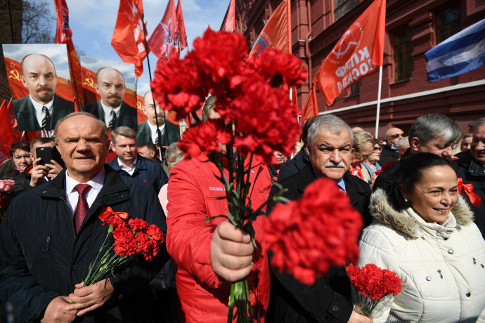 Kommunisták menetelnek a Lenin-mauzóleum felé még 2021. április 22-én – Fotó: Natalia Kolesnikova / AFP