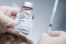 Bedobja a törölközőt a gyártó, amelynek oltásából félmilliót vett volna Magyarország