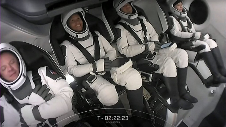Jobbról balra: Hayley Arceneaux, Jared Isaacman, Sian Proctor és Christopher Sembroski a fedélzeten a kilövés után – Fotó: AFP/SpaceX