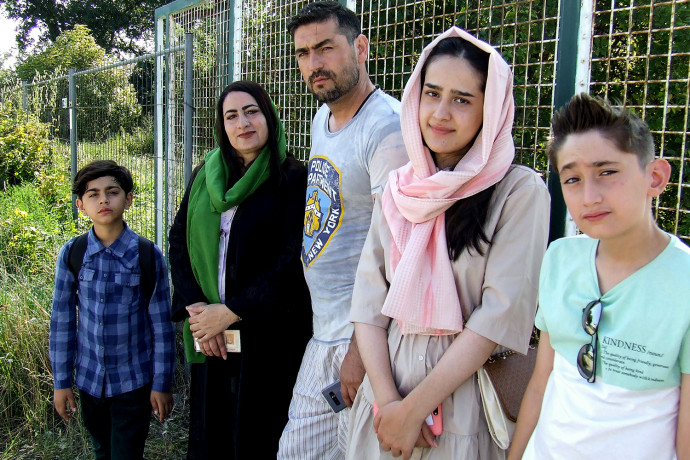 Afgán család a vámoszabadi menekülttábornál – Fotó: Sudár Ágnes / Telex