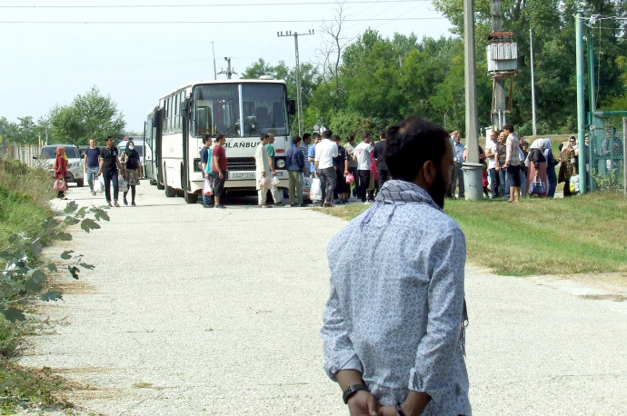 Két busz szállítja a tábor lakóit Győrbe. ahol vásárolhatnak – Fotó: Sudár Ágnes / Telex