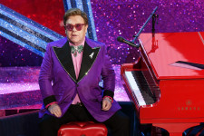 Csípőműtétje miatt lemondta európai turnéját Elton John