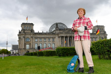 Átöltöztették Angela Merkel berlini viaszfiguráját, egy hétköznapi túrázó lett belőle