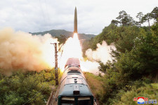 Észak-Korea vasútról indítható rakétával válaszolt a déliek tengeralattjárós rakétatesztjére