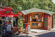 A járvány alatt beragadt SZÉP-kártyás pénzeket nyáron költötték el, ez is drágította a szállodákat és éttermeket