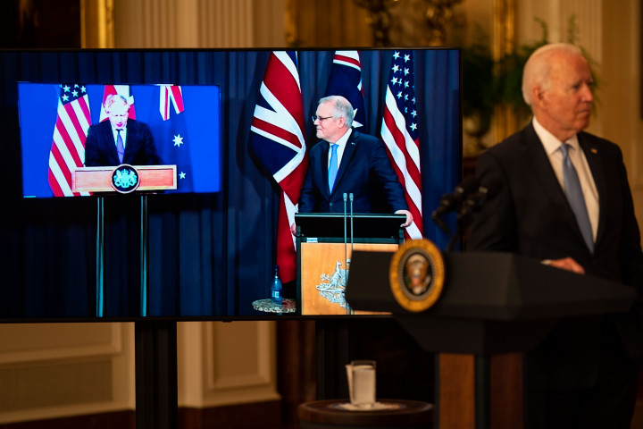 Biden, az ausztrál miniszterelnök Scott Morrison és a brit Boris Johnson szerdai videókonferenciája az AUKUS katonai együttműködésről. Fotó: Kent Nishimura / Los Angeles Times via Getty Images.