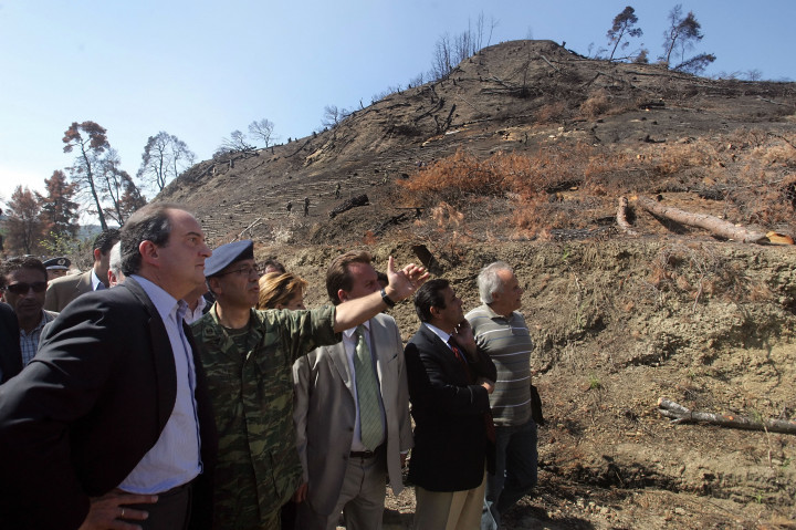 Kosztasz Karamanlisz megtekinti az egyik leégett területet 2007-ben – Fotó: Aris Messinis / AFP