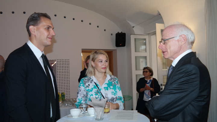 Dull Szabolcs és Munk Veronika, a Telex főszerkesztői Johannes Haindl német nagykövettel a díjátadón. Fotó: Német Nagykövetség Budapest