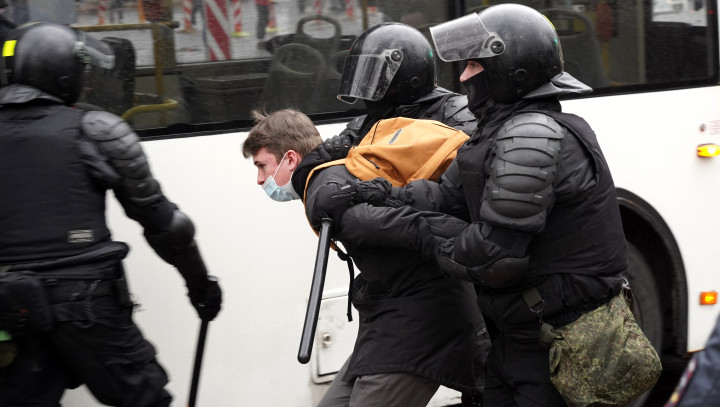 Rendőrök visznek el egy fiatalt egy Navalnij mellett tartott tüntetésről Szentpéterváron 2021. április 21-én – Fotó: Alexei Danichev / Sputnik / Sputnik via AFP