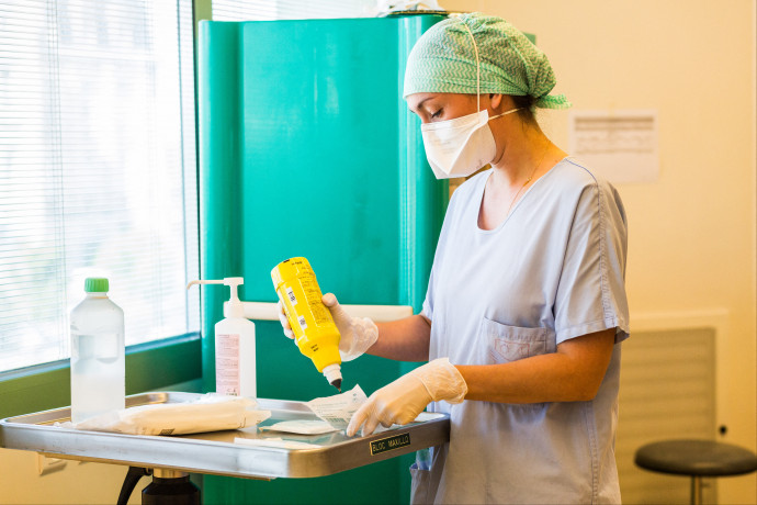 Az oltásellenesek egy csoportja betadint iszik a vírus ellen, az egészségügyi szakértők szerint ez nem jó ötlet