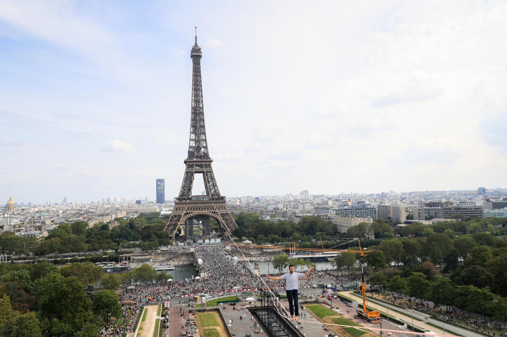70 méter magasban sétált át a Szajna felett egy kötéltáncos Párizsban