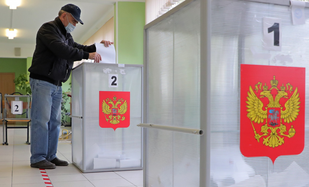 Védőmaszkos szavazó Moszkvában – Fotó: MTI/EPA/Makszim Sipenkov
