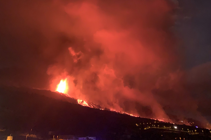 Több ezer embert telepítettek ki a vulkánkitörés miatt La Palma szigetén