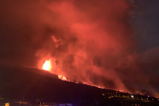 Több ezer embert telepítettek ki a vulkánkitörés miatt La Palma szigetén