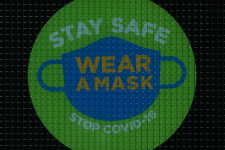 Egyre hatékonyabban terjed a levegőben a koronavírus, egyre fontosabbak a jól záró maszkok