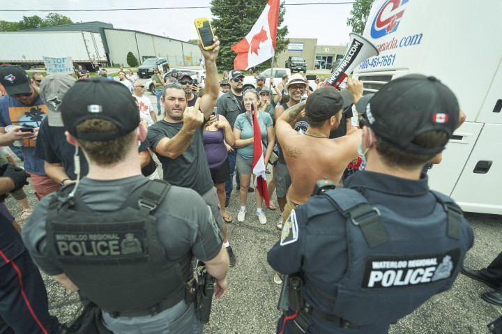 Tiltakozók Trudeau egyik kampányrendezvényén Ontarioban 2021. augusztus 29-én – Fotó: Geoff Robins / AFP