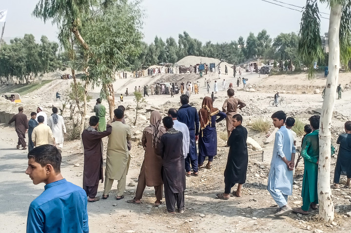 2021. szeptember 19-én Dzsalálábádban tálibok nézik az egy nappal korábban elkövetett autós robbantásos merénylet helyszínét – Fotó: AFP