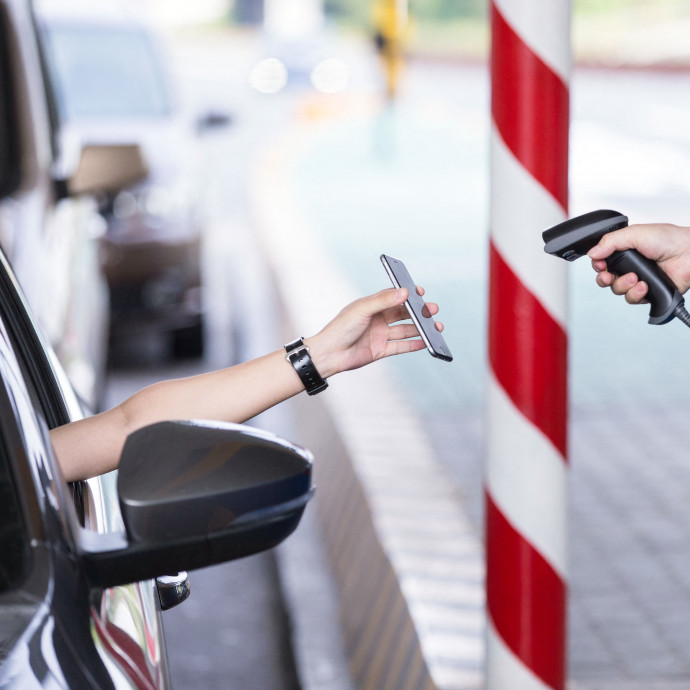 Csak rajtunk múlik, nyugdíjazzuk-e a készpénz után a bankkártyát is