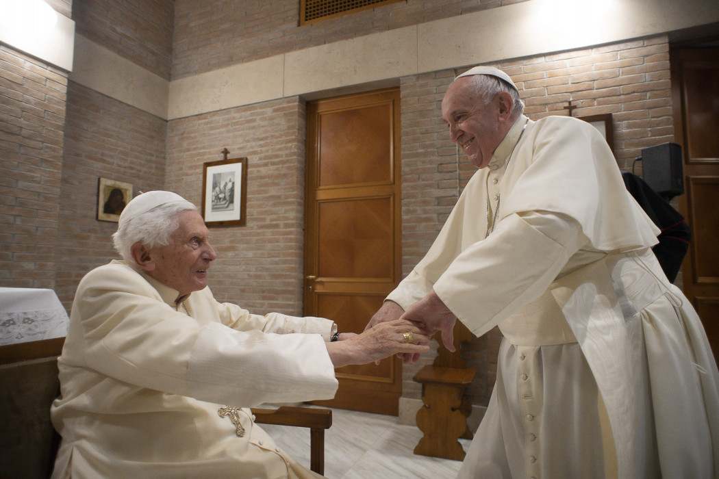 XVI. Benedek korábbi pápa és Ferenc pápa a Vatikánban 2020 novemberében – Fotó: Vatican Media / AFP