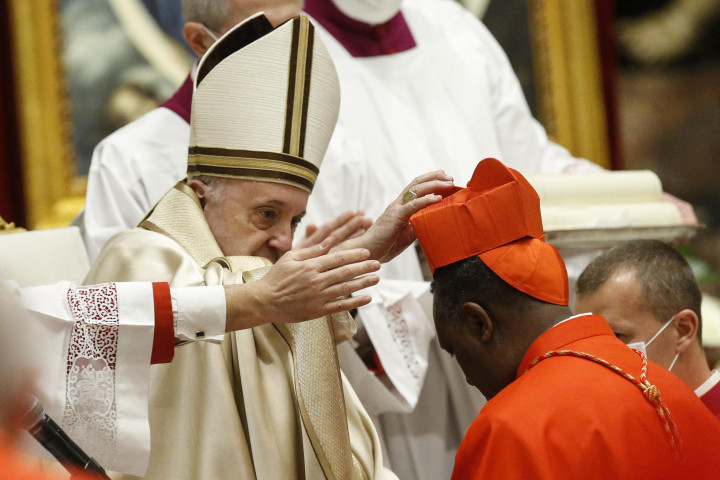 Ferenc pápa új püspököket nevez ki a Vatikánban 2020 novemberében – Fotó: Vatican Media / AFP