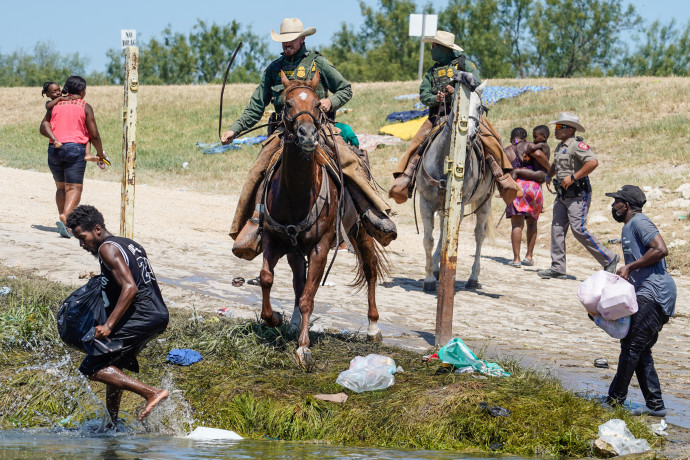 Lasszóval fenyegette a haiti migránsokat egy texasi határőr