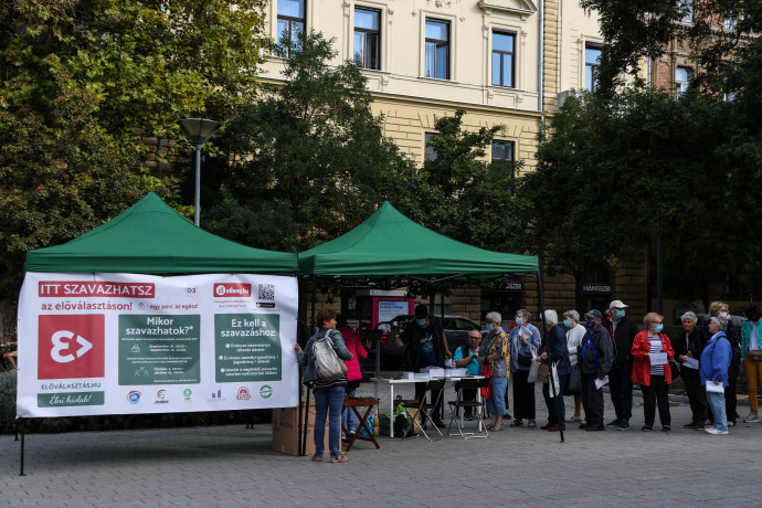 Sor az egyik Széll Kálmán téri szavazósátornál 2021. szeptember 18-án az előválasztás első napján – Fotó: Huszti István / Telex