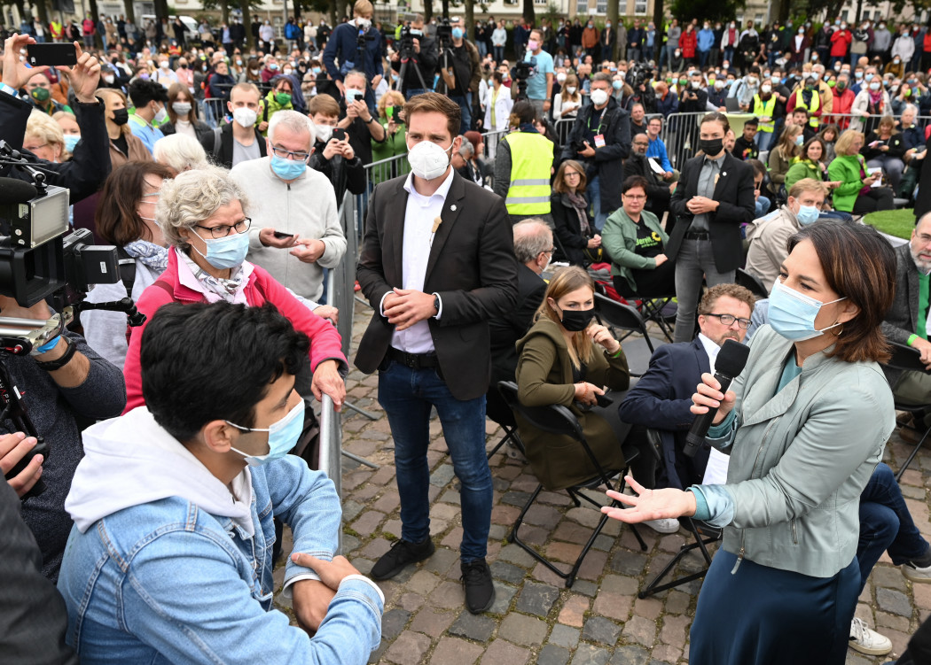 Annalena Baerbock (jobbra), a Zöldek kancellárjelöltje beszél egy kampányeseményen 2021. szeptember 20-án – Fotó: Arne Dedert / DPA / AFP