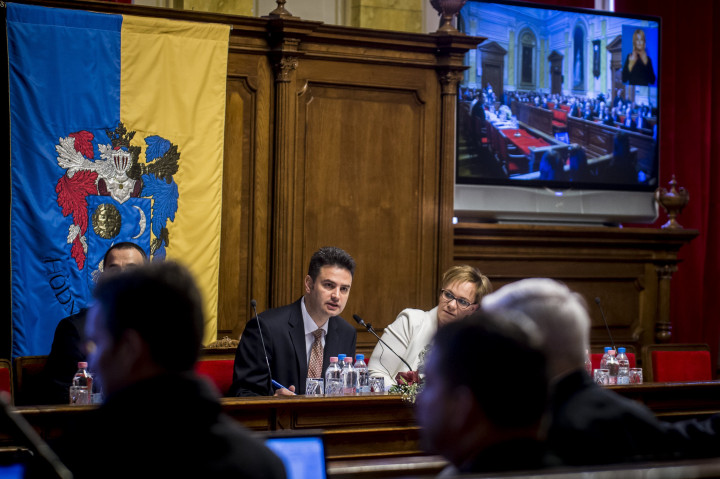 Márki-Zay Péter polgármester beszél a hódmezővásárhelyi közgyűlés ülésén a városháza dísztermében – Fotó: Ujvári Sándor / MTI