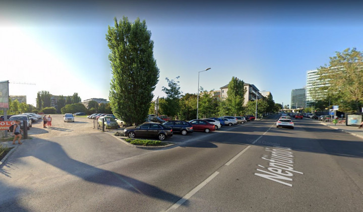 A jelenleg még parkolóként működő építési telek a Google Streetview-n