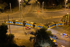 Letért a sínről a 6-os villamos egy karambol miatt, és teljesen keresztbe állt a Karinthy Frigyes út elején