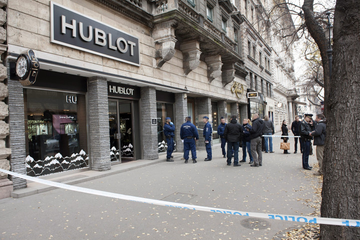Lezárt terület Budapesten, az Andrássy úton, ahol kirabolták az Hublot luxusórákat árusító üzletet 2014. november 22-én – Fotó: MTI / Lakatos Péter