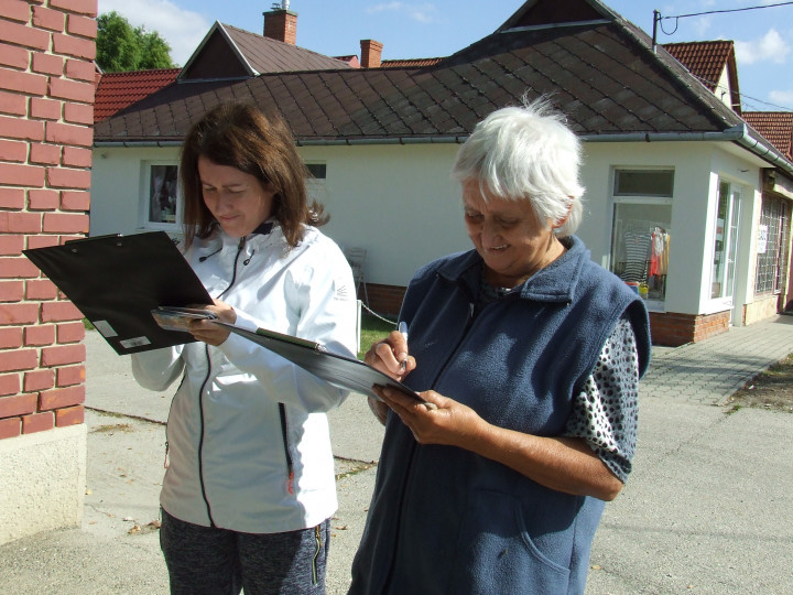 Anya és lánya écsiek, helyben szavaztak – Fotó: Laczó Balázs / Telex