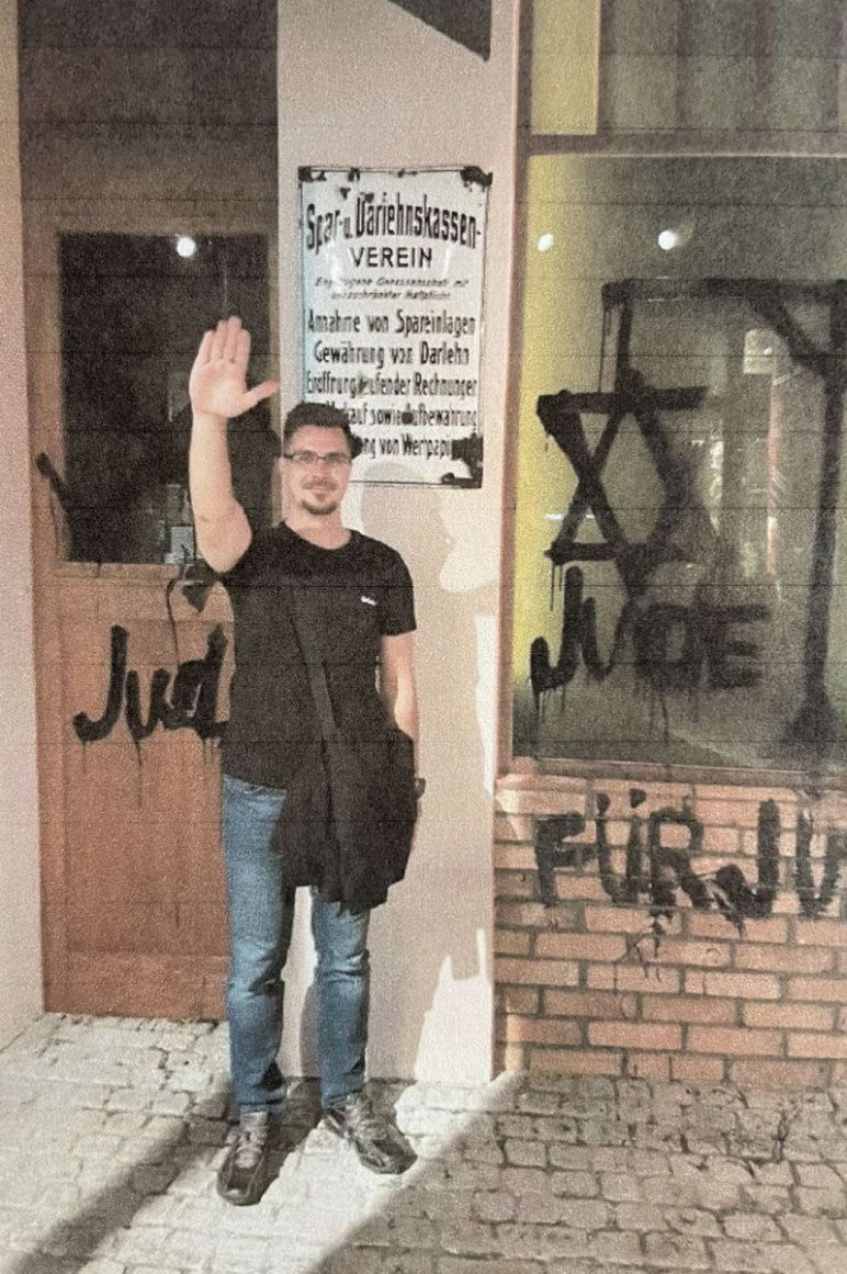 Farkas Péter Barnabás integetését karlendítésnek is lehet vélni – Fotó: Atv.hu